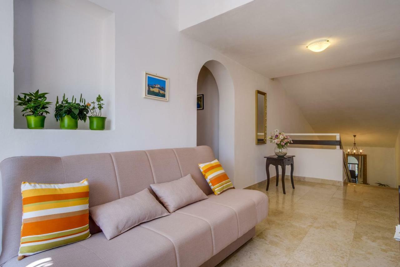 Apartments Mirella มาลีโลชินจ์ ภายนอก รูปภาพ